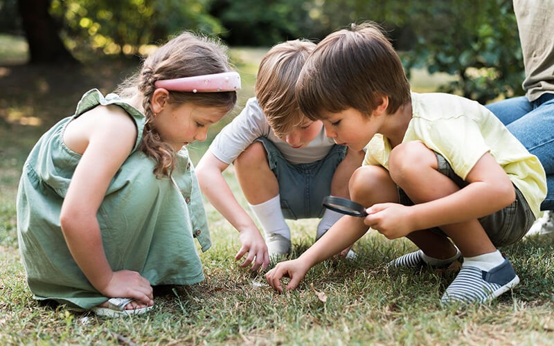Green-City-Tour-full-shot-kids-with-magnifying-glass.jpg